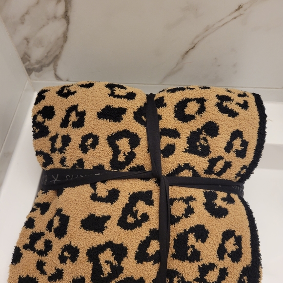 BAREFOOT DREAMS In The Wild Throw - Picture 4 of 5